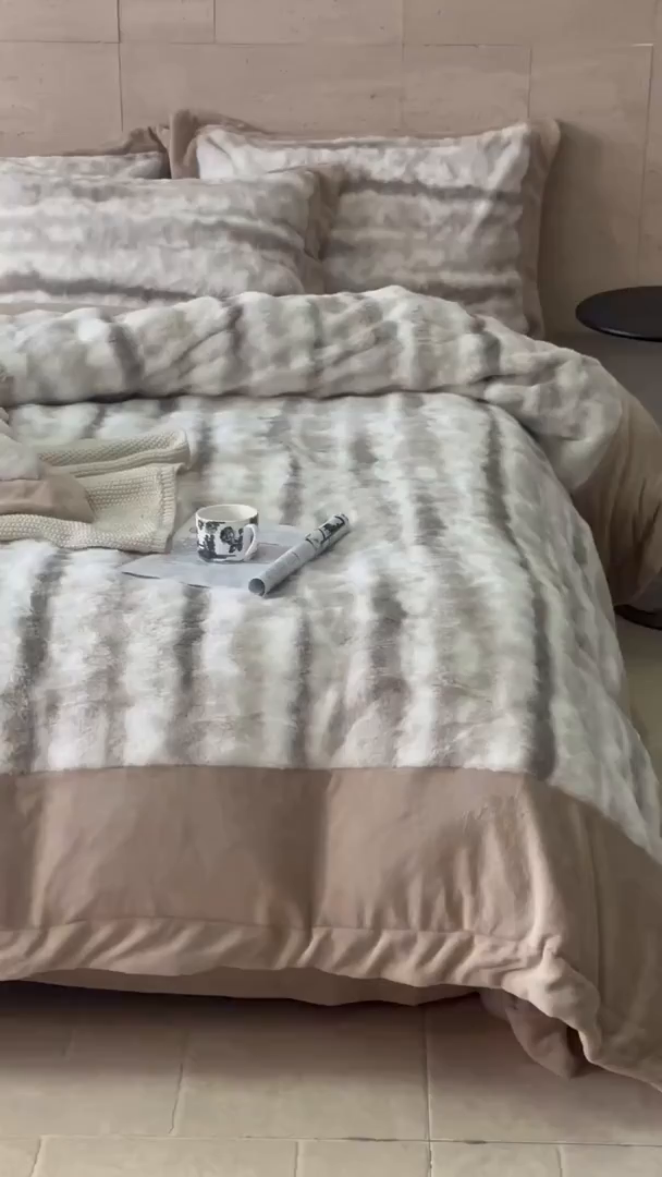 91家纺网 家纺一手货源 找家纺 佳汐蓝家纺 2025新款A类牛奶绒四件套-闪电纹兔毛绒系列 浅咖（拿铁咖）