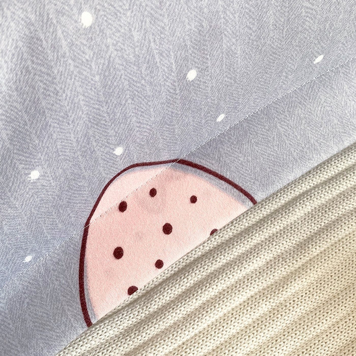 91家纺网 家纺一手货源 找家纺 雨彤家纺 2025新款小清新斜纹印花双人枕套 草莓圣代-灰