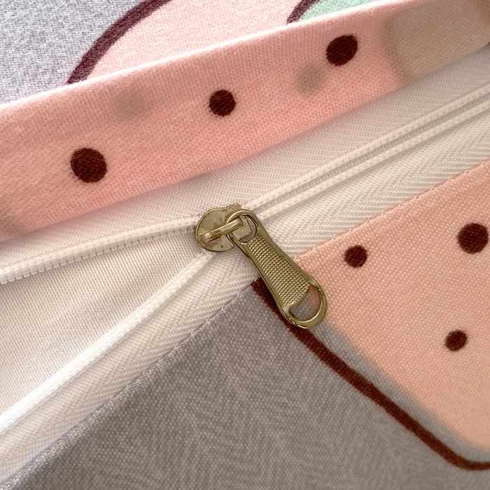 91家纺网 家纺一手货源 找家纺 雨彤家纺 2025新款小清新斜纹印花双人枕套 草莓圣代-灰