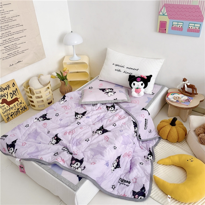 91家纺网 家纺一手货源 找家纺 萌宝家纺 2025新款三丽鸥凉感丝夏被凉席三件套幼儿园小学生宿舍系列 库洛米