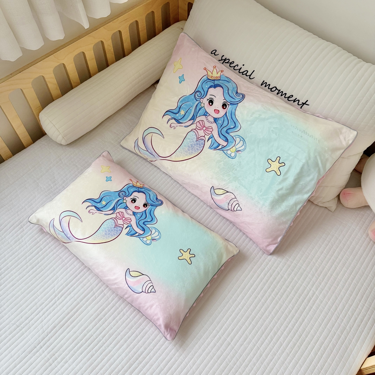 91家纺网 家纺一手货源 找家纺 萌宝家纺 2025新款大版儿童豆豆绒枕套幼儿园安抚枕头枕芯 人鱼公主