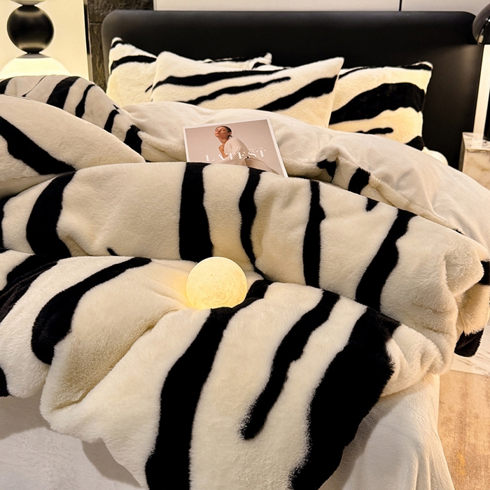 91家纺网 家纺一手货源 找家纺 唐人居 2025新款兔毛绒牛奶绒四件套--斑马 斑马-奶白
