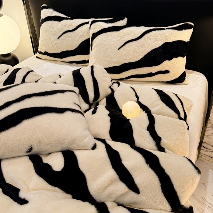 91家纺网 家纺一手货源 找家纺 唐人居 2025新款兔毛绒牛奶绒四件套--斑马 斑马-奶白