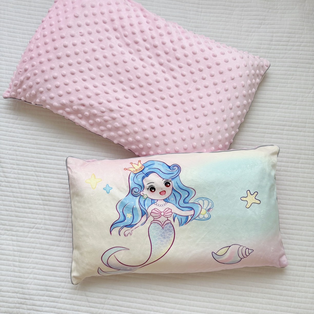 91家纺网 家纺一手货源 找家纺 萌宝家纺 2025新款大版儿童豆豆绒枕套幼儿园安抚枕头枕芯 人鱼公主