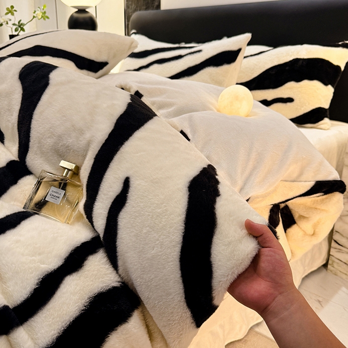 91家纺网 家纺一手货源 找家纺 唐人居 2025新款兔毛绒牛奶绒四件套--斑马 斑马-奶白