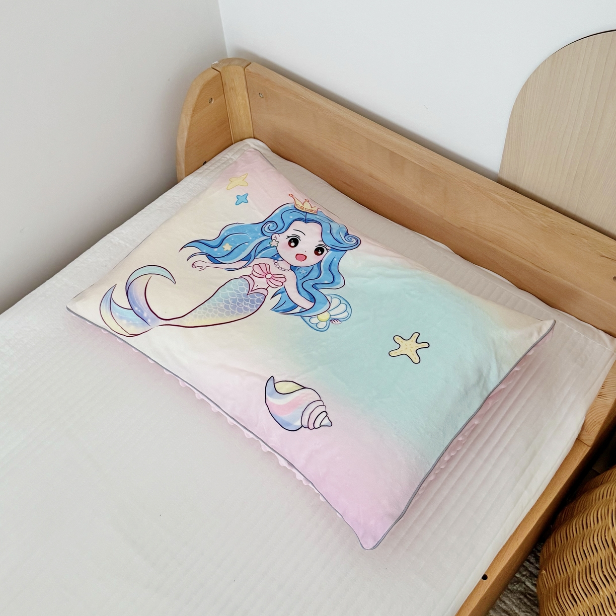 91家纺网 家纺一手货源 找家纺 萌宝家纺 2025新款大版儿童豆豆绒枕套幼儿园安抚枕头枕芯 人鱼公主