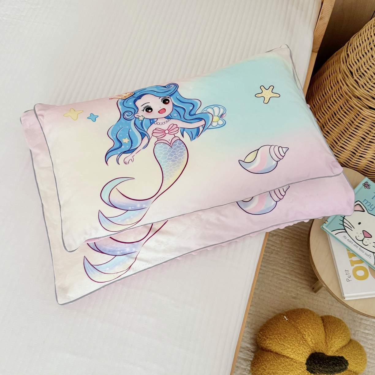 91家纺网 家纺一手货源 找家纺 萌宝家纺 2025新款大版儿童豆豆绒枕套幼儿园安抚枕头枕芯 人鱼公主
