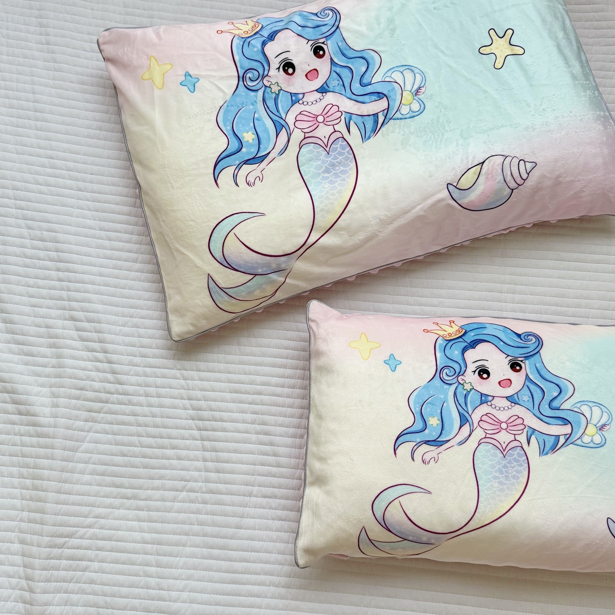 91家纺网 家纺一手货源 找家纺 萌宝家纺 2025新款大版儿童豆豆绒枕套幼儿园安抚枕头枕芯 人鱼公主