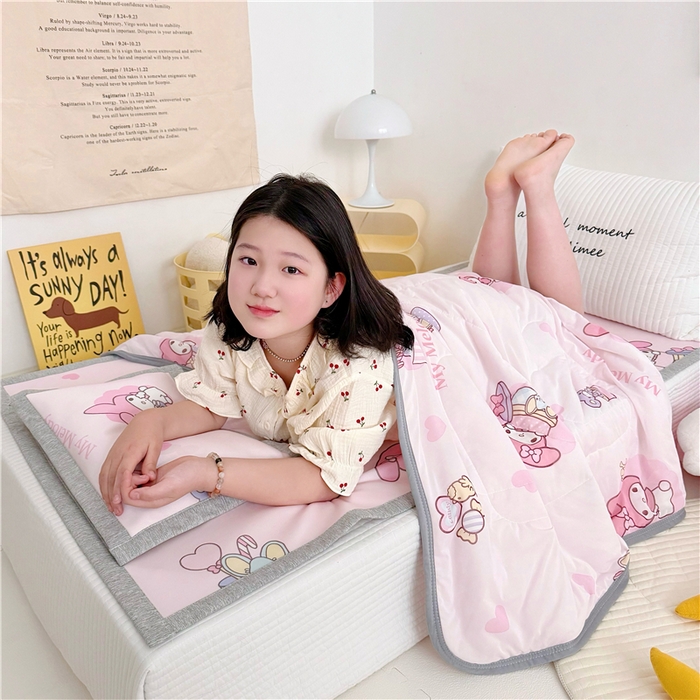 91家纺网 家纺一手货源 找家纺 萌宝家纺 2025新款三丽鸥凉感丝夏被凉席三件套幼儿园小学生宿舍系列 美乐蒂