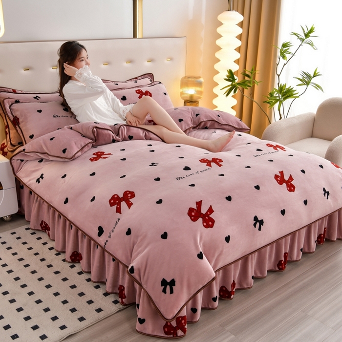 91家纺网 家纺一手货源 找家纺 芯诗曼2025新款8.5斤直播热款高克重牛奶绒法莱绒水晶金貂法莱绒四件套 蝴蝶结