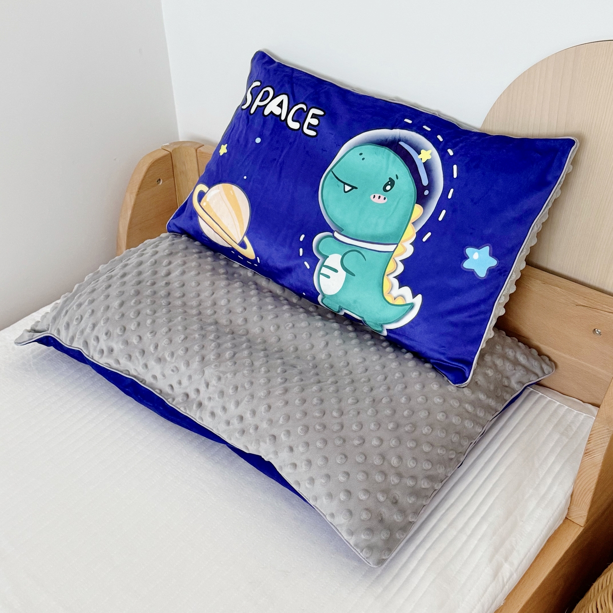 91家纺网 家纺一手货源 找家纺 萌宝家纺 2025新款大版儿童豆豆绒枕套幼儿园安抚枕头枕芯 太空恐龙