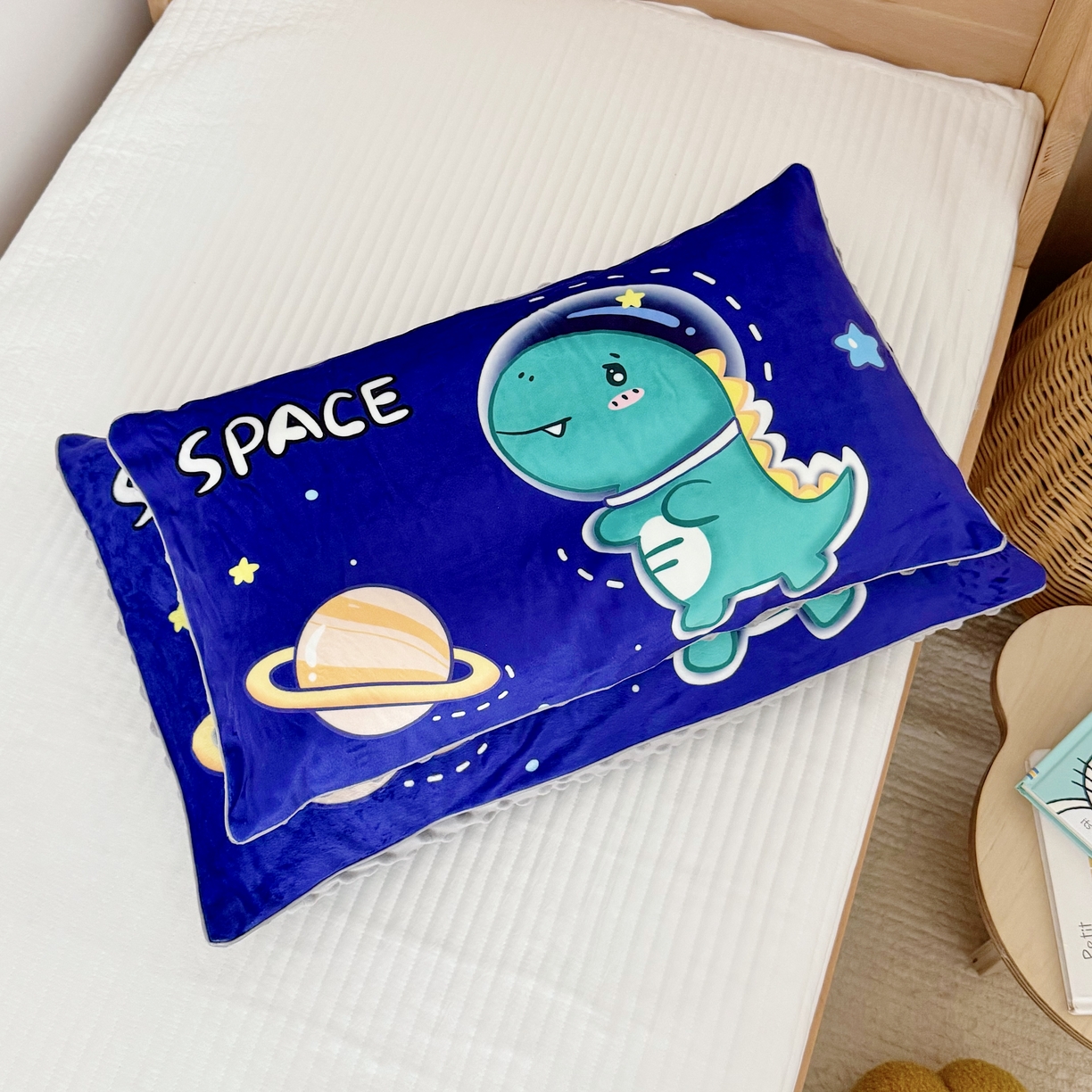 91家纺网 家纺一手货源 找家纺 萌宝家纺 2025新款大版儿童豆豆绒枕套幼儿园安抚枕头枕芯 太空恐龙