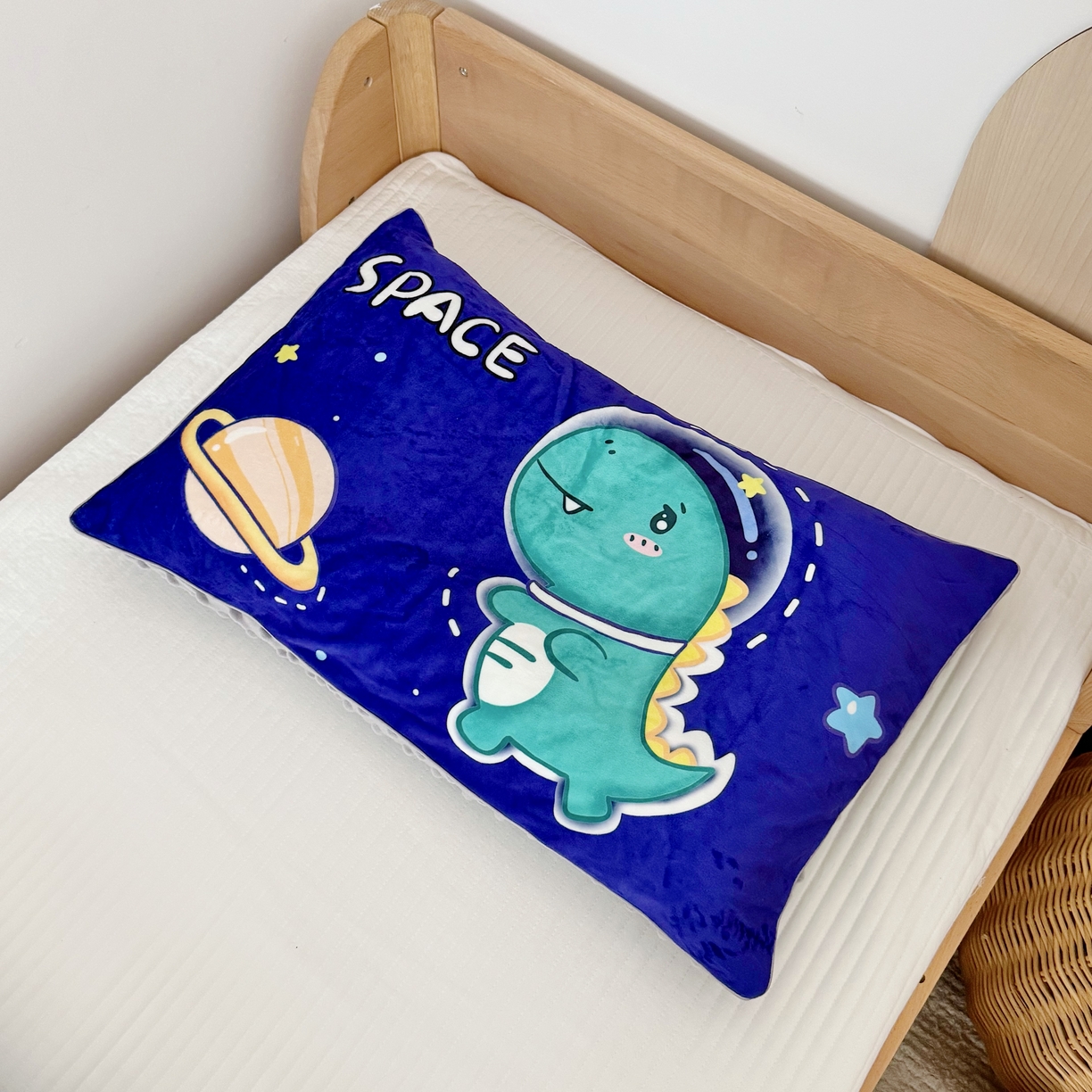 91家纺网 家纺一手货源 找家纺 萌宝家纺 2025新款大版儿童豆豆绒枕套幼儿园安抚枕头枕芯 太空恐龙