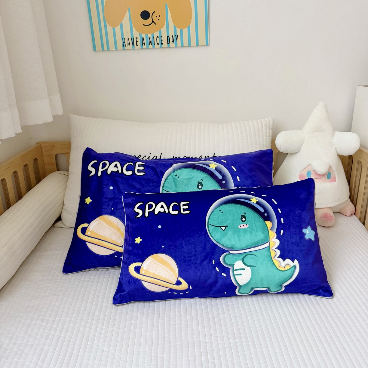 91家纺网 家纺一手货源 找家纺 萌宝家纺 2025新款大版儿童豆豆绒枕套幼儿园安抚枕头枕芯 太空恐龙
