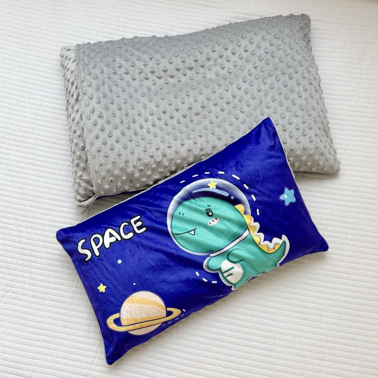 91家纺网 家纺一手货源 找家纺 萌宝家纺 2025新款大版儿童豆豆绒枕套幼儿园安抚枕头枕芯 太空恐龙