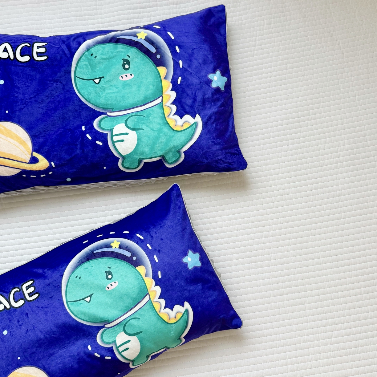 91家纺网 家纺一手货源 找家纺 萌宝家纺 2025新款大版儿童豆豆绒枕套幼儿园安抚枕头枕芯 太空恐龙