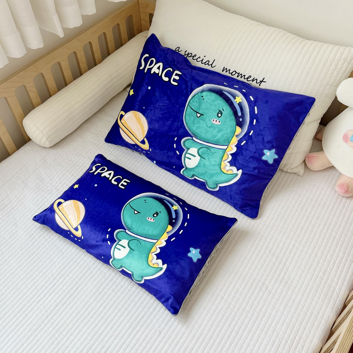 91家纺网 家纺一手货源 找家纺 萌宝家纺 2025新款大版儿童豆豆绒枕套幼儿园安抚枕头枕芯 太空恐龙