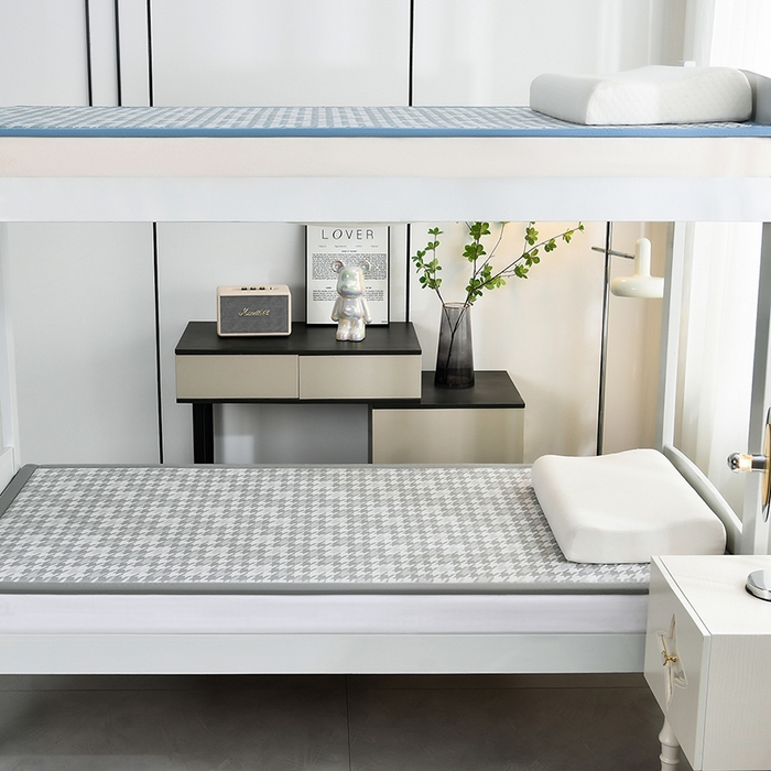 91家纺网 家纺一手货源 找家纺 （总）2025新款PE千鸟格凉感冰丝-雪山宿舍床单榻榻米垫地垫旅行垫