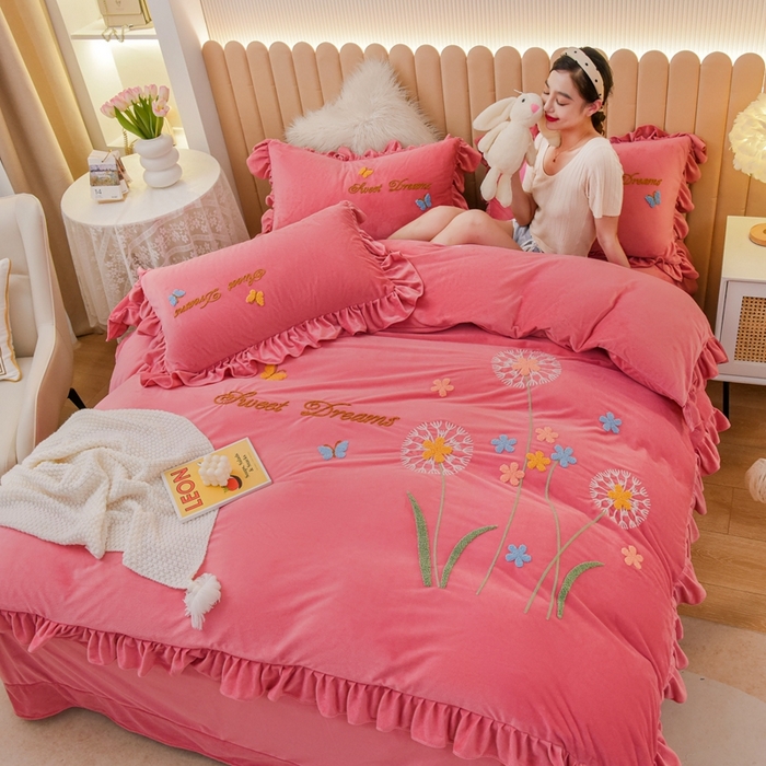 91家纺网 家纺一手货源 找家纺 （总）唐人居 2025新款宝宝绒毛巾绣花边四件套-蒲公英之恋