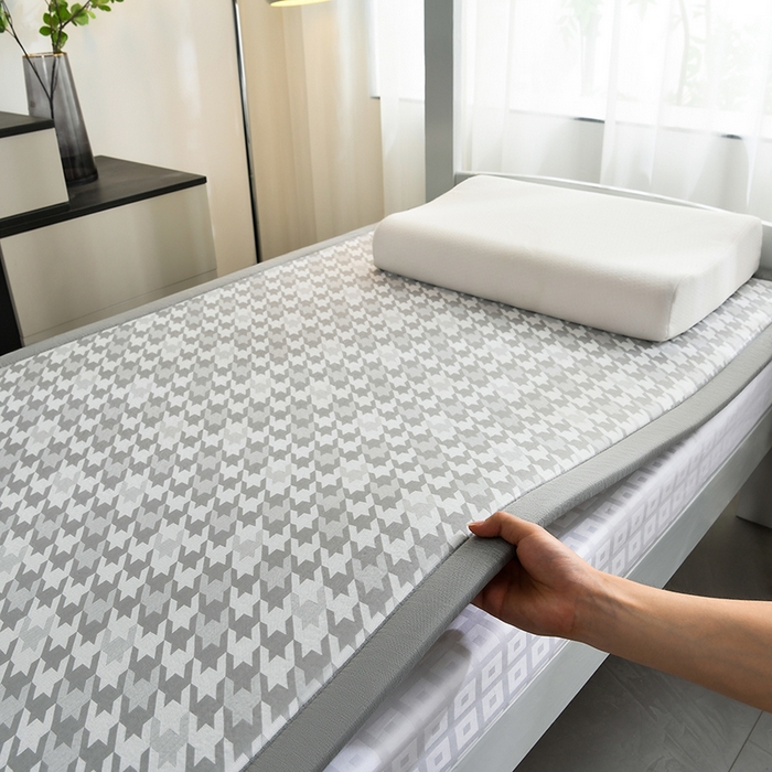 91家纺网 家纺一手货源 找家纺 2025新款PE千鸟格凉感冰丝-榻榻米垫 灰色