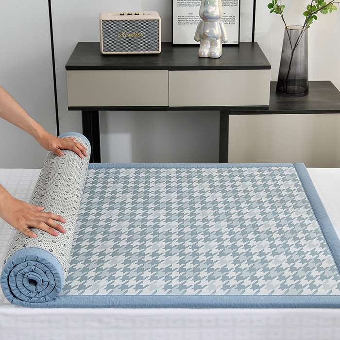 91家纺网 家纺一手货源 找家纺 2025新款PE千鸟格凉感冰丝-榻榻米垫 蓝色