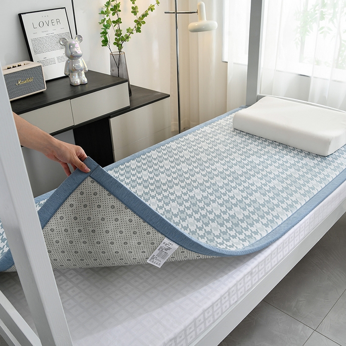 91家纺网 家纺一手货源 找家纺 2025新款PE千鸟格凉感冰丝-榻榻米垫 蓝色