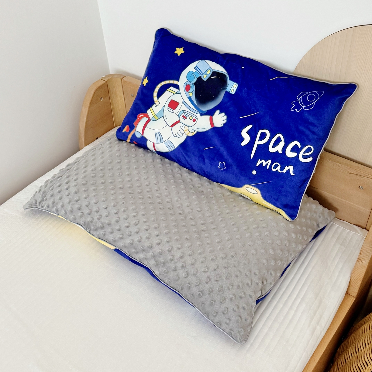 91家纺网 家纺一手货源 找家纺 萌宝家纺 2025新款大版儿童豆豆绒枕套幼儿园安抚枕头枕芯 太空人