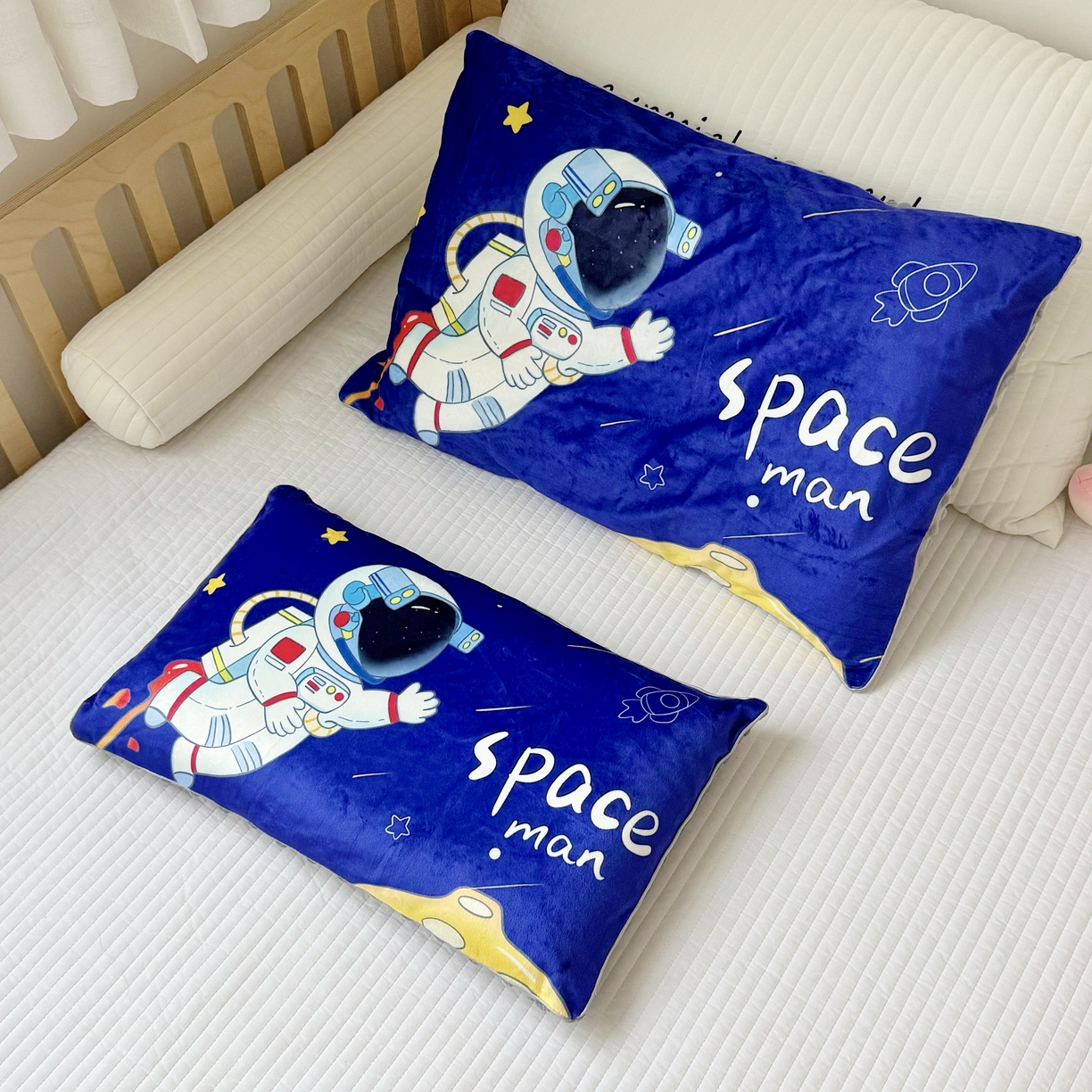 91家纺网 家纺一手货源 找家纺 萌宝家纺 2025新款大版儿童豆豆绒枕套幼儿园安抚枕头枕芯 太空人