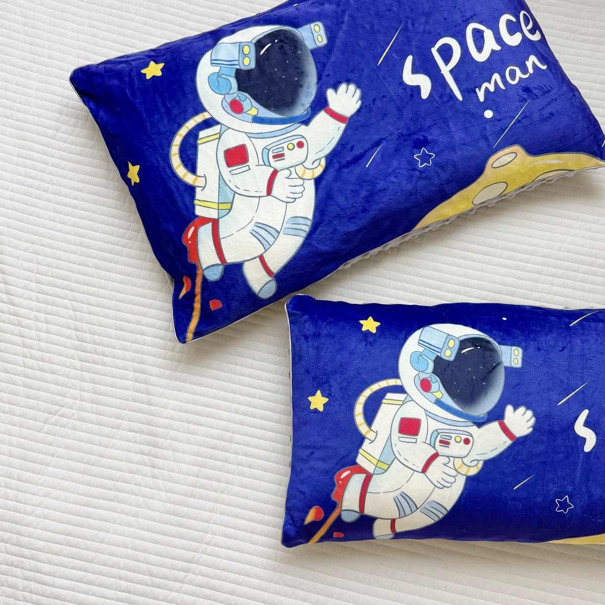 91家纺网 家纺一手货源 找家纺 萌宝家纺 2025新款大版儿童豆豆绒枕套幼儿园安抚枕头枕芯 太空人