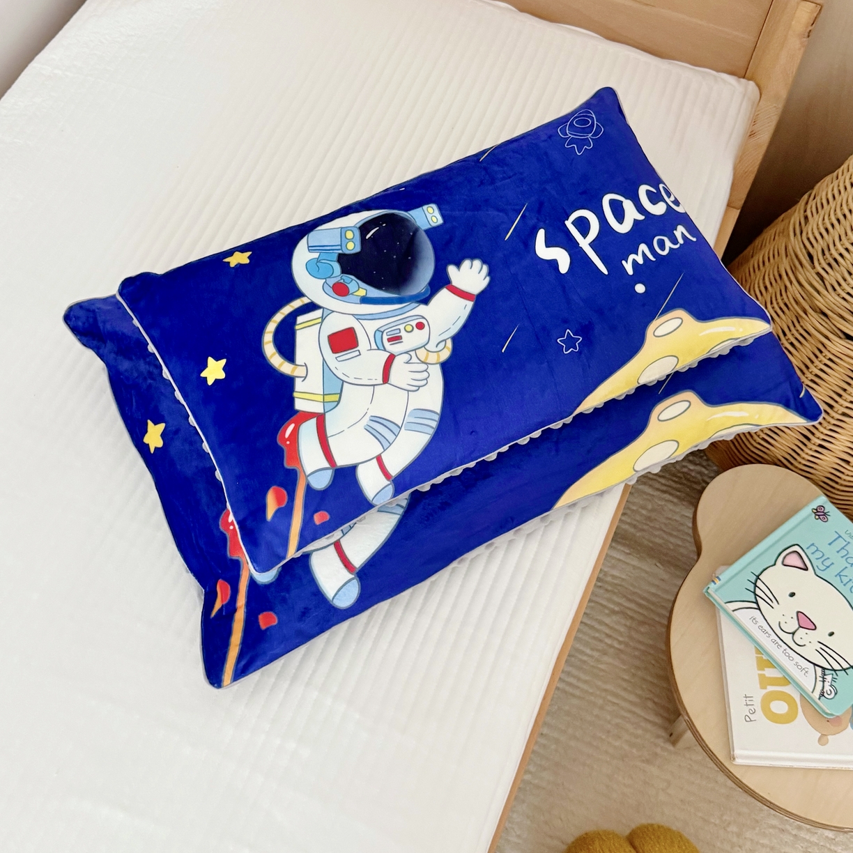 91家纺网 家纺一手货源 找家纺 萌宝家纺 2025新款大版儿童豆豆绒枕套幼儿园安抚枕头枕芯 太空人