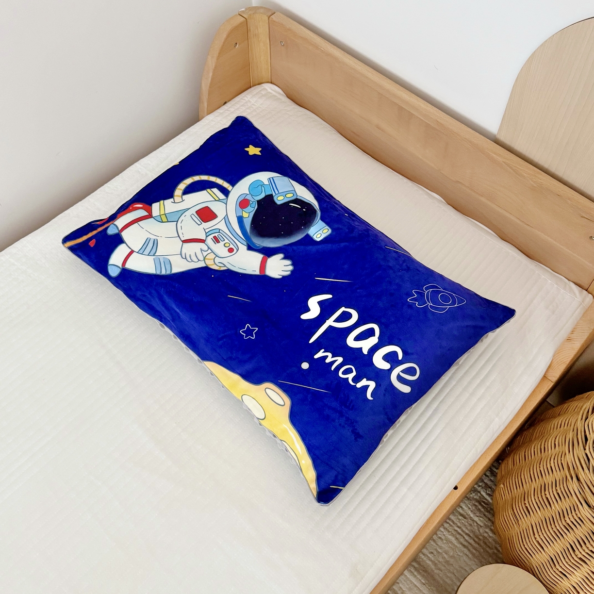 91家纺网 家纺一手货源 找家纺 萌宝家纺 2025新款大版儿童豆豆绒枕套幼儿园安抚枕头枕芯 太空人