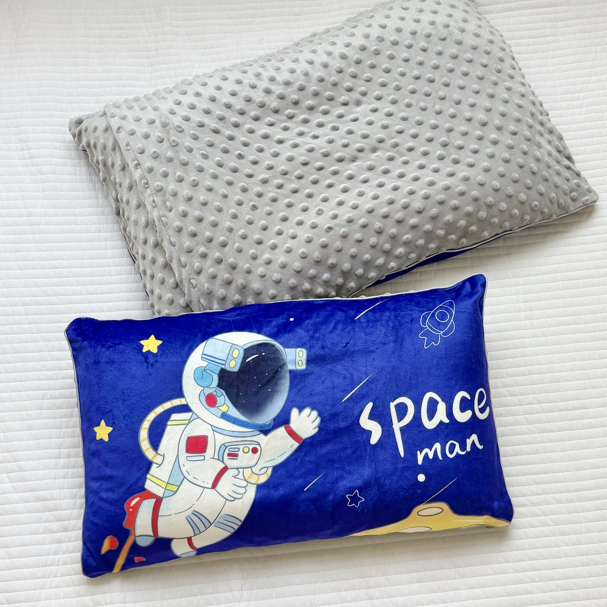 91家纺网 家纺一手货源 找家纺 萌宝家纺 2025新款大版儿童豆豆绒枕套幼儿园安抚枕头枕芯 太空人