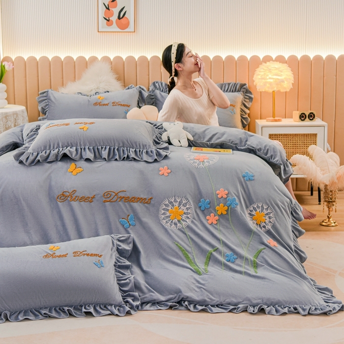 91家纺网 家纺一手货源 找家纺 （总）唐人居 2025新款宝宝绒毛巾绣花边四件套-蒲公英之恋