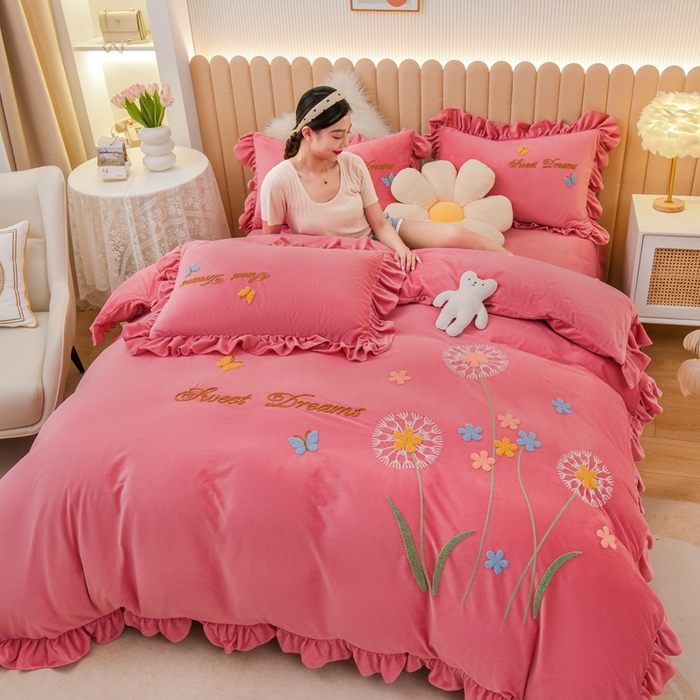 91家纺网 家纺一手货源 找家纺 唐人居 2025新款宝宝绒毛巾绣花边四件套-蒲公英之恋 蒲公英之恋-豆沙