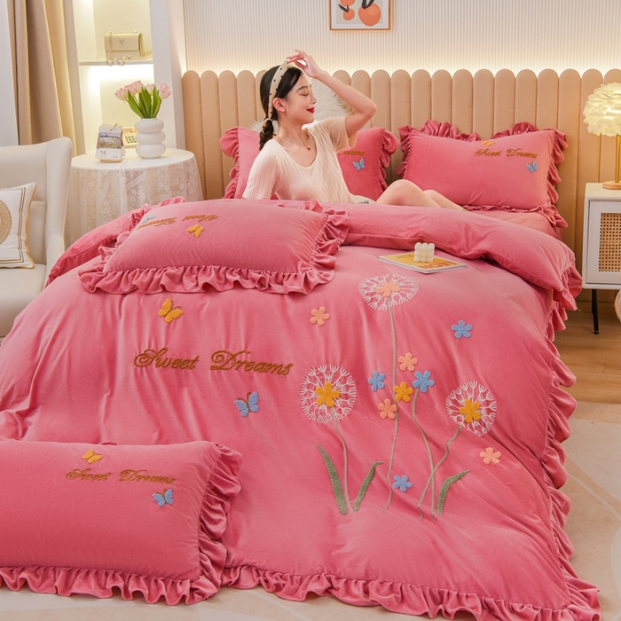 91家纺网 家纺一手货源 找家纺 唐人居 2025新款宝宝绒毛巾绣花边四件套-蒲公英之恋 蒲公英之恋-豆沙