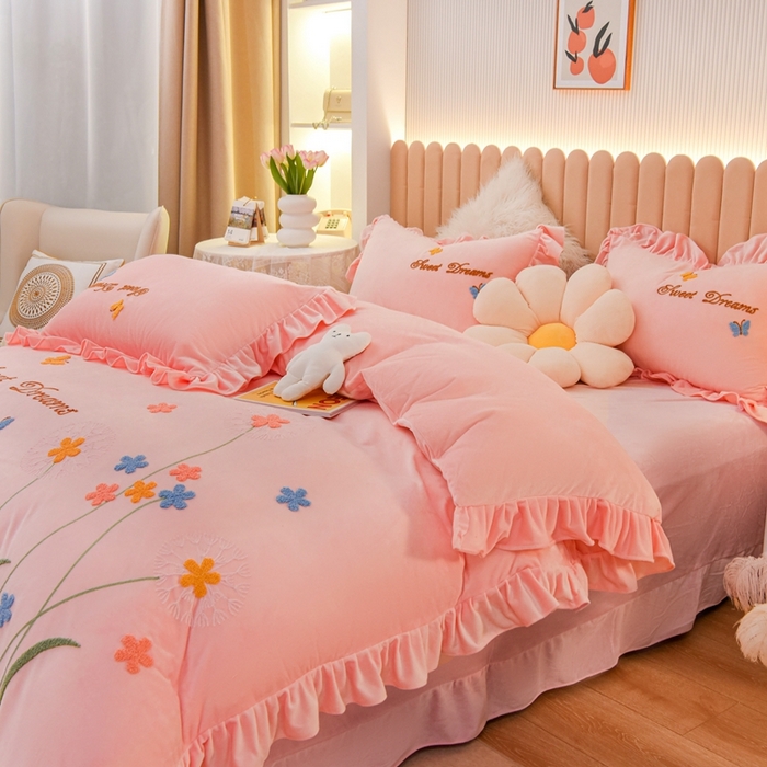 91家纺网 家纺一手货源 找家纺 唐人居 2025新款宝宝绒毛巾绣花边四件套-蒲公英之恋 蒲公英之恋-粉