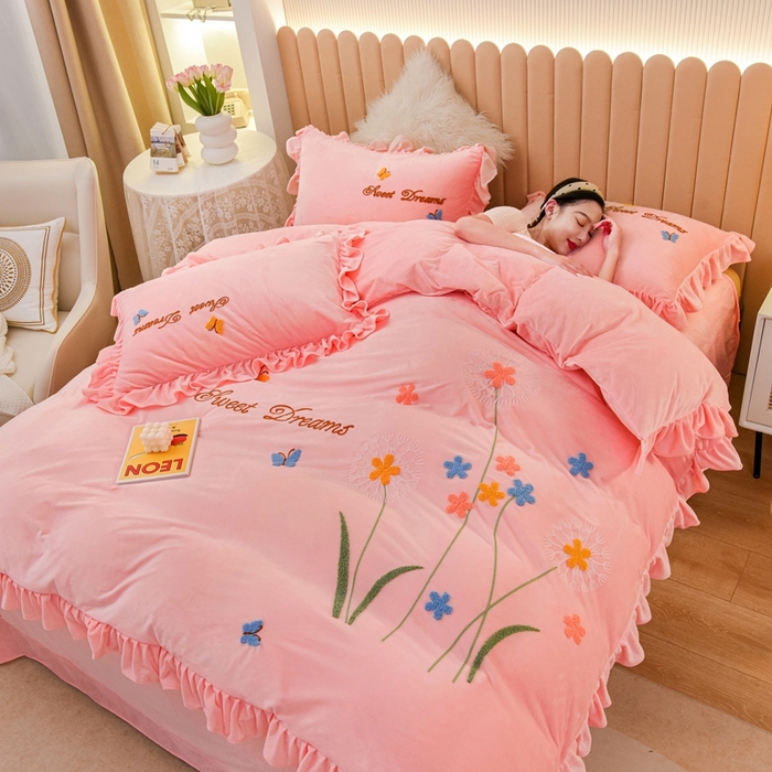 91家纺网 家纺一手货源 找家纺 唐人居 2025新款宝宝绒毛巾绣花边四件套-蒲公英之恋 蒲公英之恋-粉