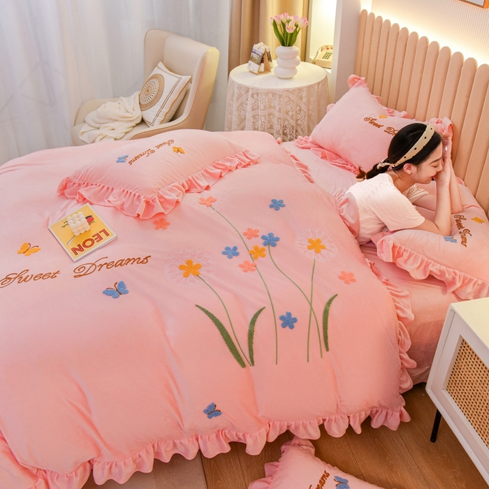 91家纺网 家纺一手货源 找家纺 唐人居 2025新款宝宝绒毛巾绣花边四件套-蒲公英之恋 蒲公英之恋-粉