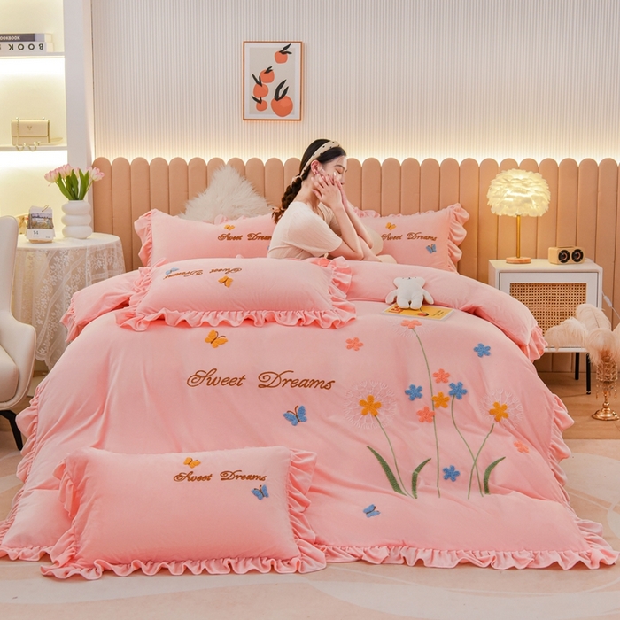 91家纺网 家纺一手货源 找家纺 唐人居 2025新款宝宝绒毛巾绣花边四件套-蒲公英之恋 蒲公英之恋-粉