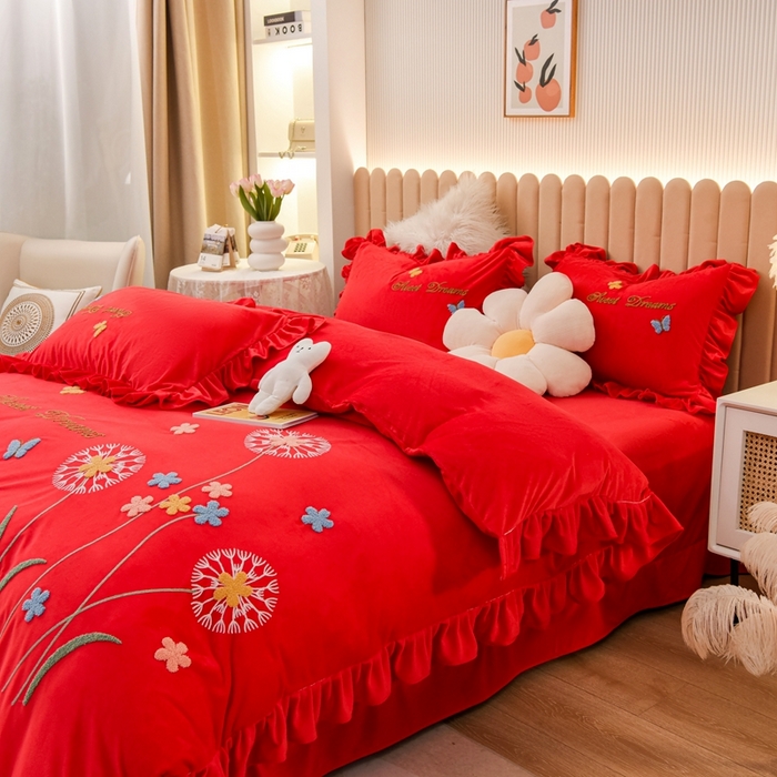 91家纺网 家纺一手货源 找家纺 唐人居 2025新款宝宝绒毛巾绣花边四件套-蒲公英之恋 蒲公英之恋-红