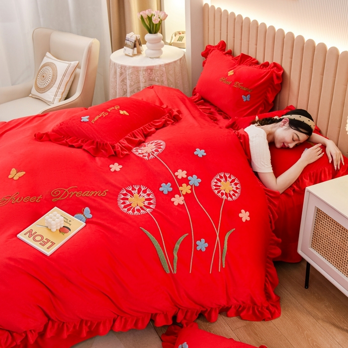 91家纺网 家纺一手货源 找家纺 唐人居 2025新款宝宝绒毛巾绣花边四件套-蒲公英之恋 蒲公英之恋-红