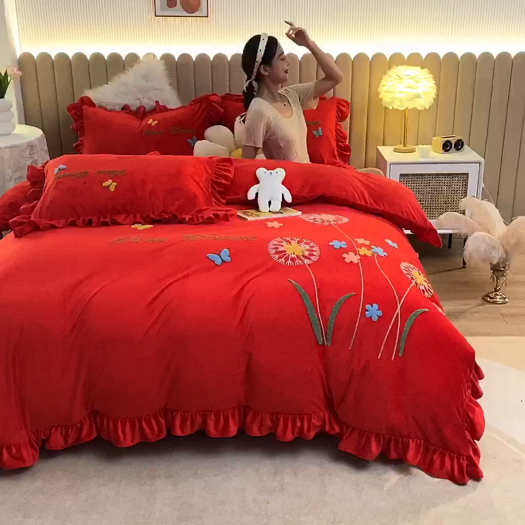 91家纺网 家纺一手货源 找家纺 唐人居 2025新款宝宝绒毛巾绣花边四件套-蒲公英之恋 蒲公英之恋-红