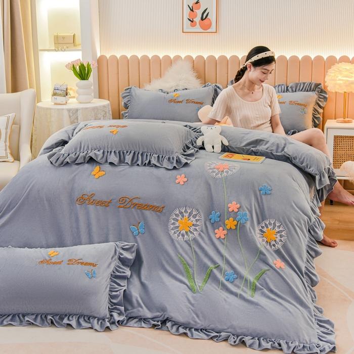 91家纺网 家纺一手货源 找家纺 唐人居 2025新款宝宝绒毛巾绣花边四件套-蒲公英之恋 蒲公英之恋-灰