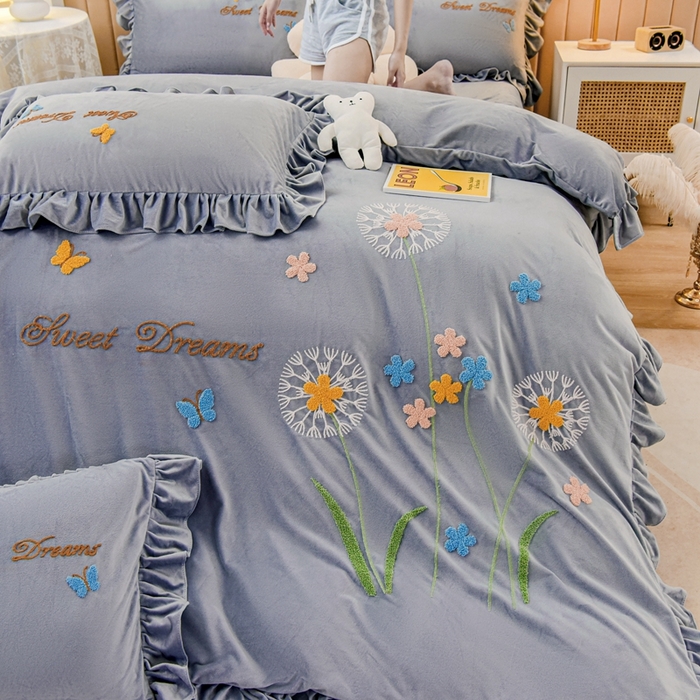 91家纺网 家纺一手货源 找家纺 唐人居 2025新款宝宝绒毛巾绣花边四件套-蒲公英之恋 蒲公英之恋-灰