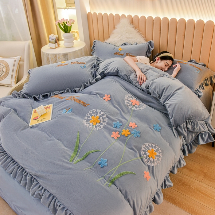 91家纺网 家纺一手货源 找家纺 唐人居 2025新款宝宝绒毛巾绣花边四件套-蒲公英之恋 蒲公英之恋-灰