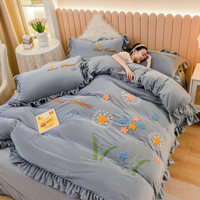 91家纺网 家纺一手货源 找家纺 唐人居 2025新款宝宝绒毛巾绣花边四件套-蒲公英之恋 蒲公英之恋-灰