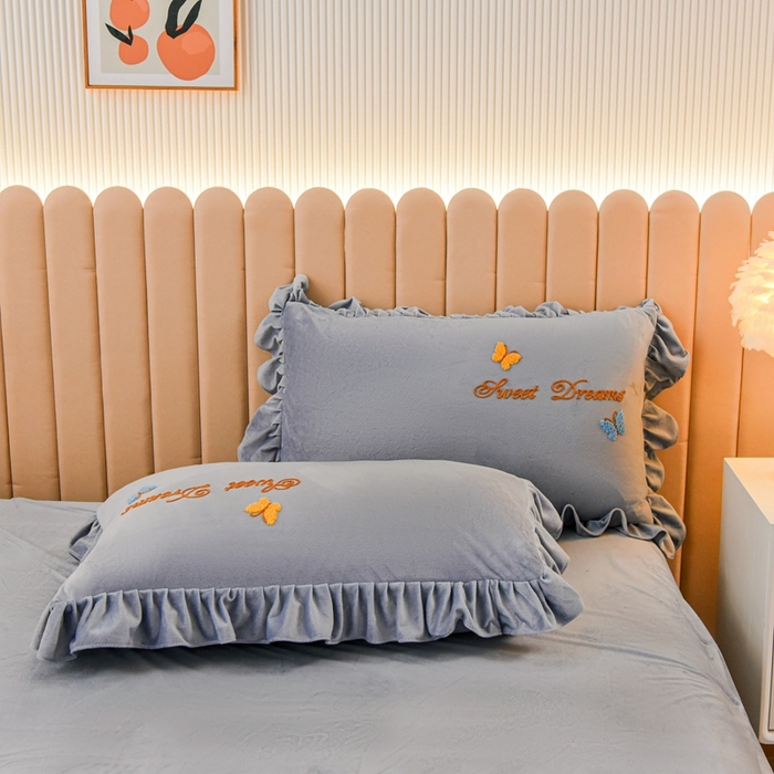 91家纺网 家纺一手货源 找家纺 唐人居 2025新款宝宝绒毛巾绣花边四件套-蒲公英之恋 蒲公英之恋-灰