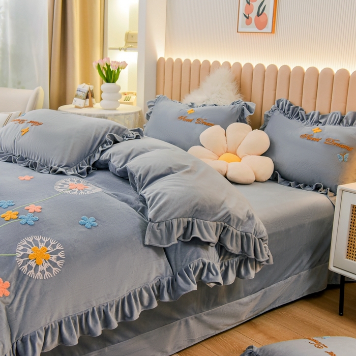 91家纺网 家纺一手货源 找家纺 唐人居 2025新款宝宝绒毛巾绣花边四件套-蒲公英之恋 蒲公英之恋-灰