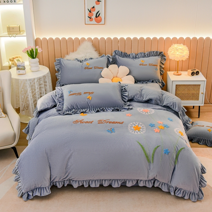 91家纺网 家纺一手货源 找家纺 唐人居 2025新款宝宝绒毛巾绣花边四件套-蒲公英之恋 蒲公英之恋-灰