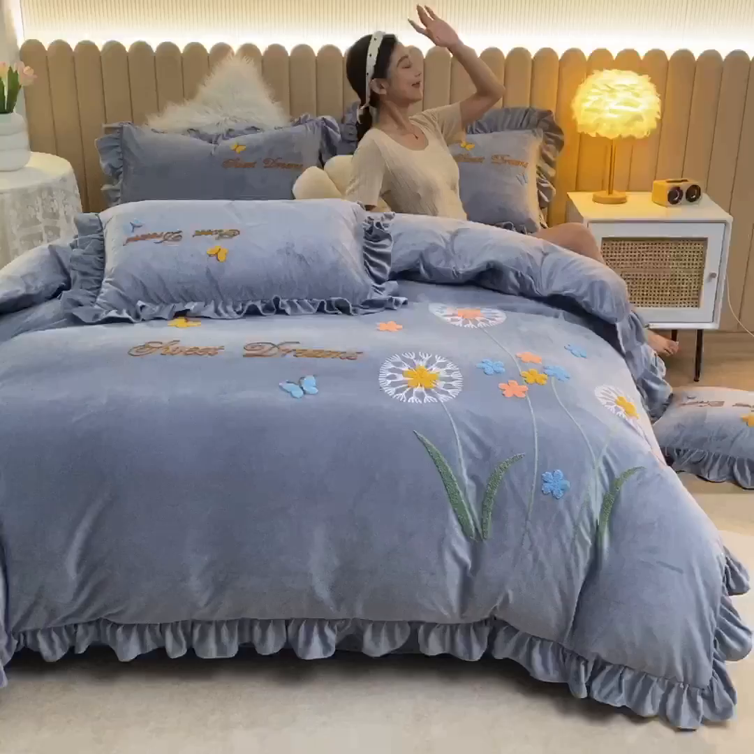 91家纺网 家纺一手货源 找家纺 唐人居 2025新款宝宝绒毛巾绣花边四件套-蒲公英之恋 蒲公英之恋-灰